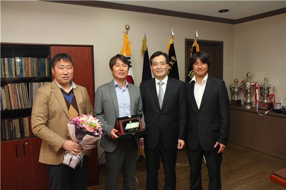 축구부 동문회, 발전기금 1000만원 쾌척